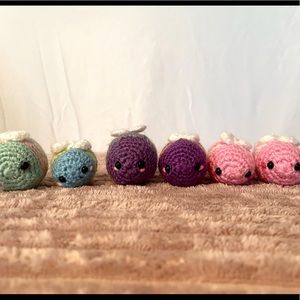 Tiny crochet bees